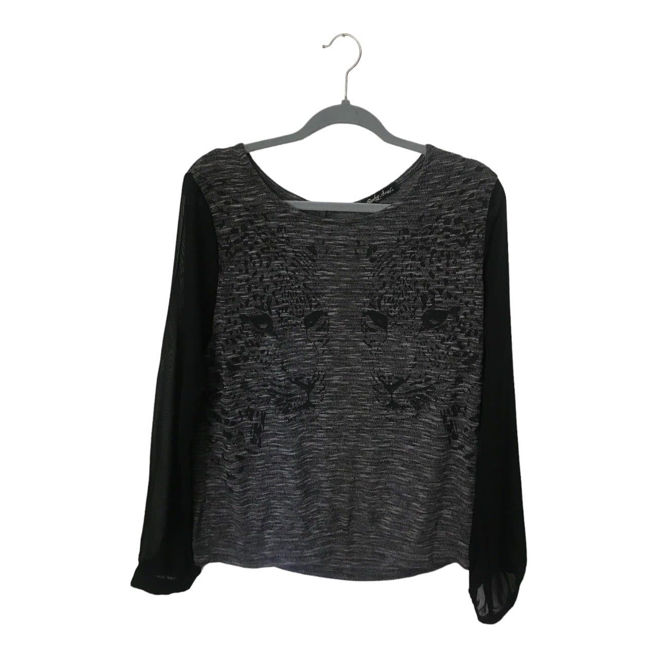 Remera con mangas transparentes
