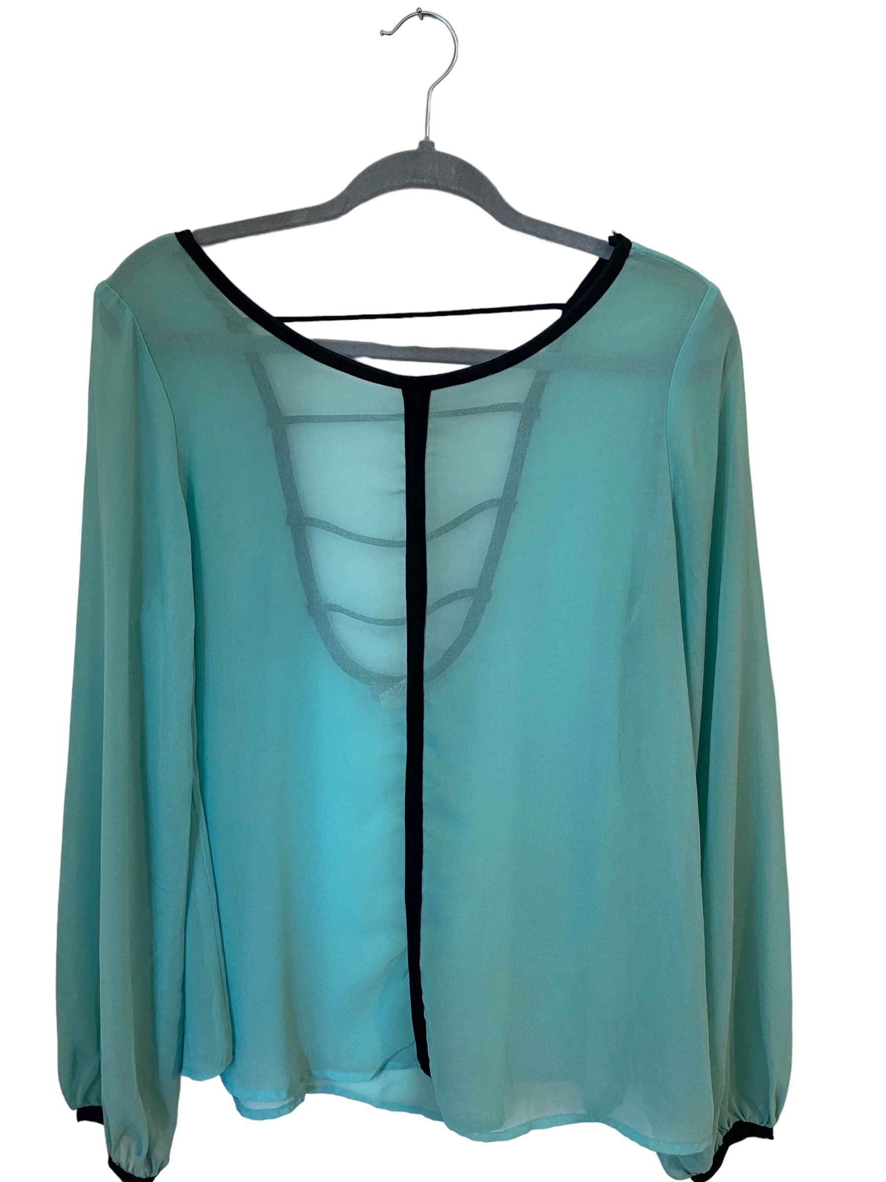 Camisa con espalda descubierta