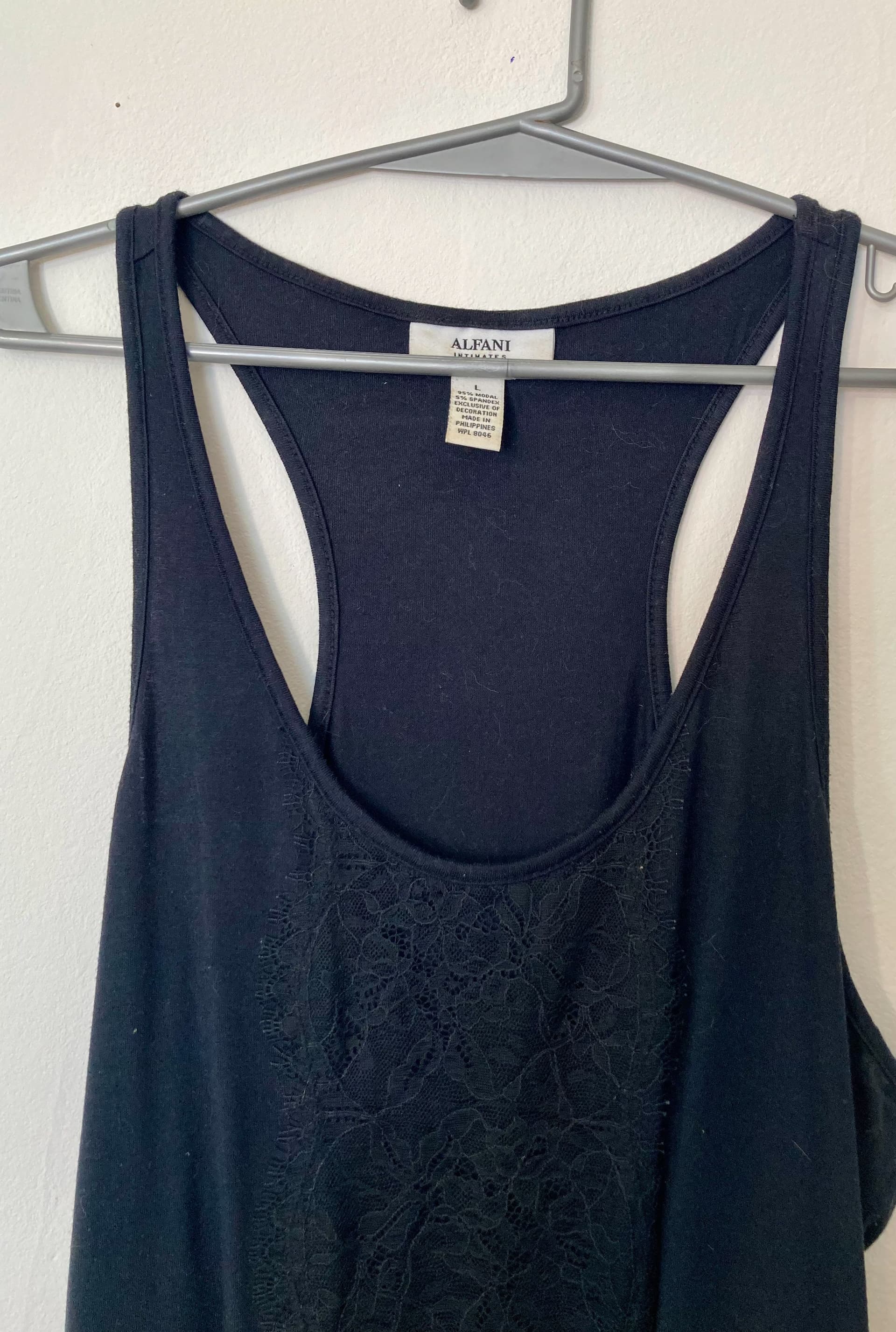 Musculosa negra con encaje