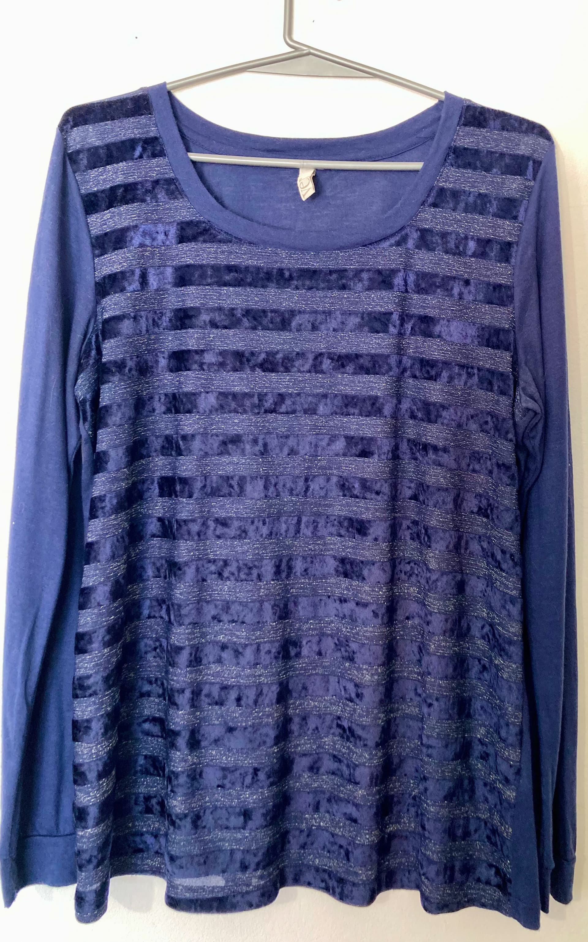 Remera azul de rayas