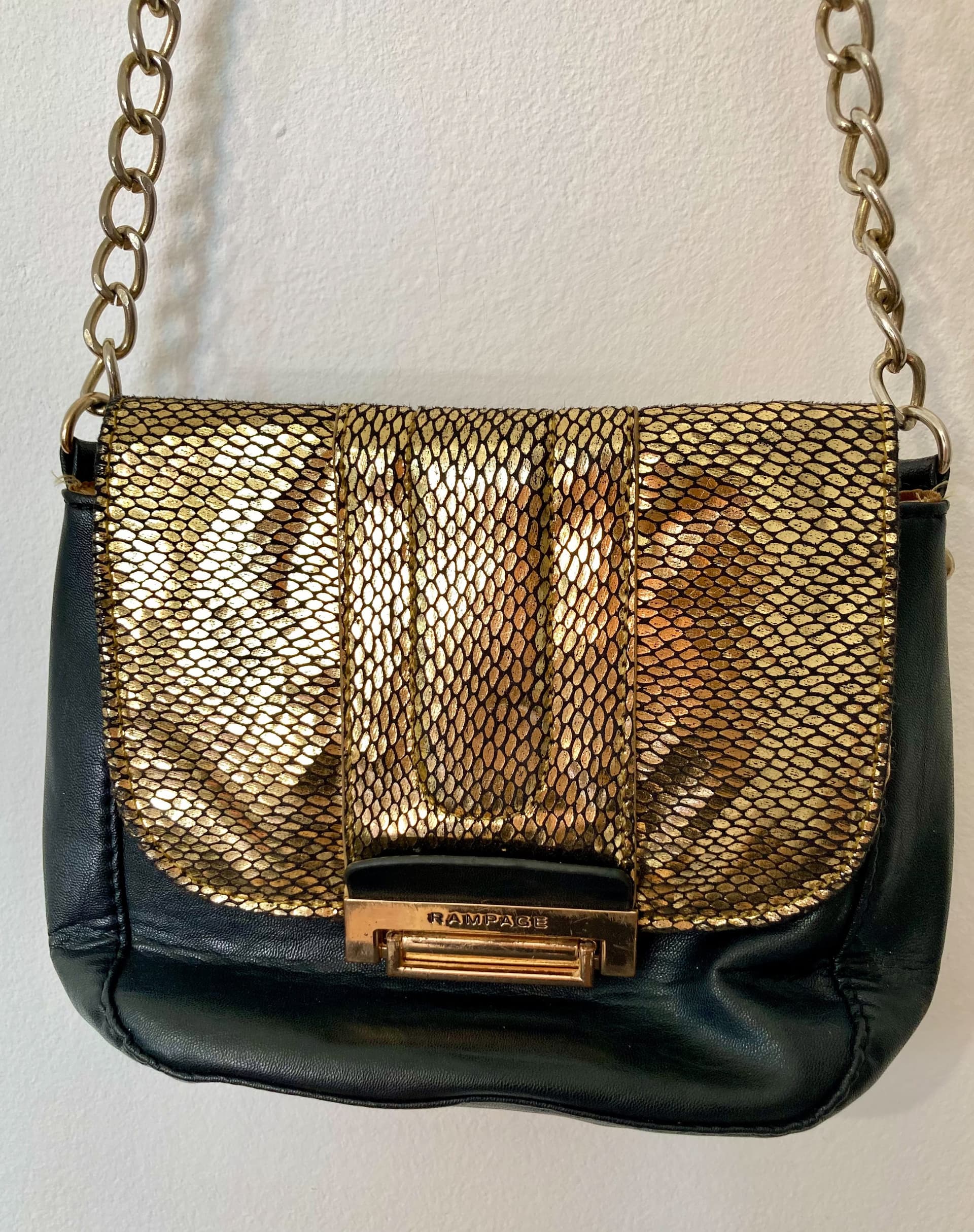 Cartera de dorada para noche