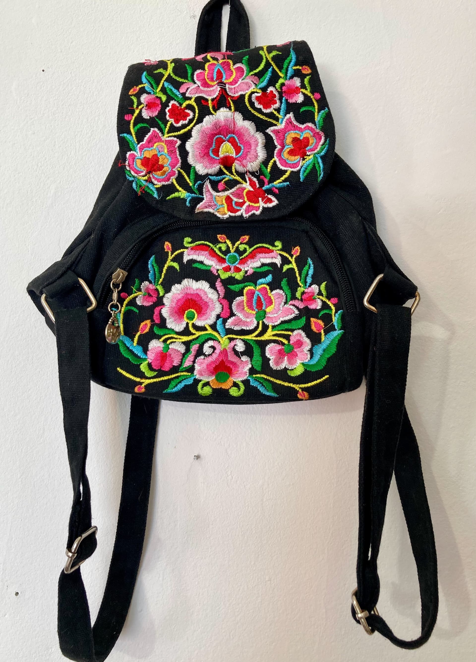 Cartera tejida de flores