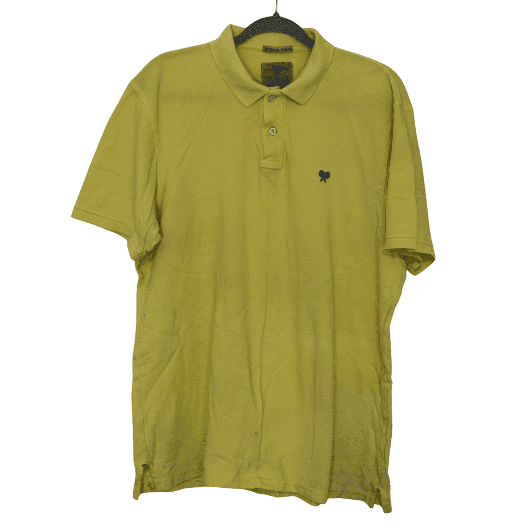 Polo amarilla con logo bordado