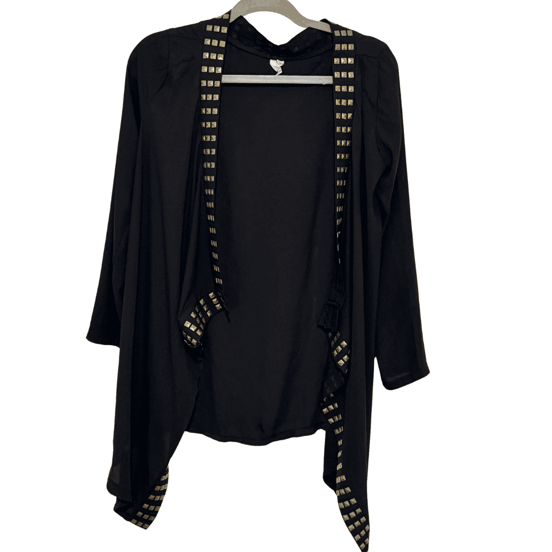 Kimono negro con tachas doradas