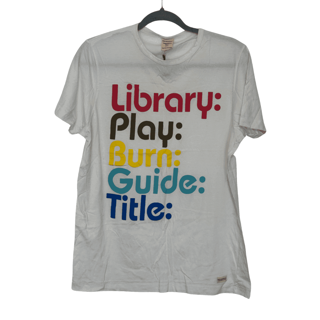Remera blanca con print tipográfico colorido