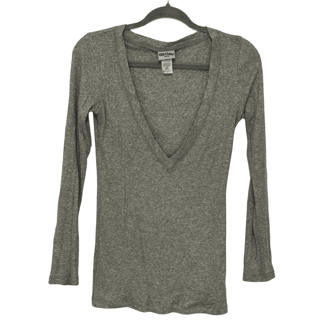 Remera gris con escote profundo