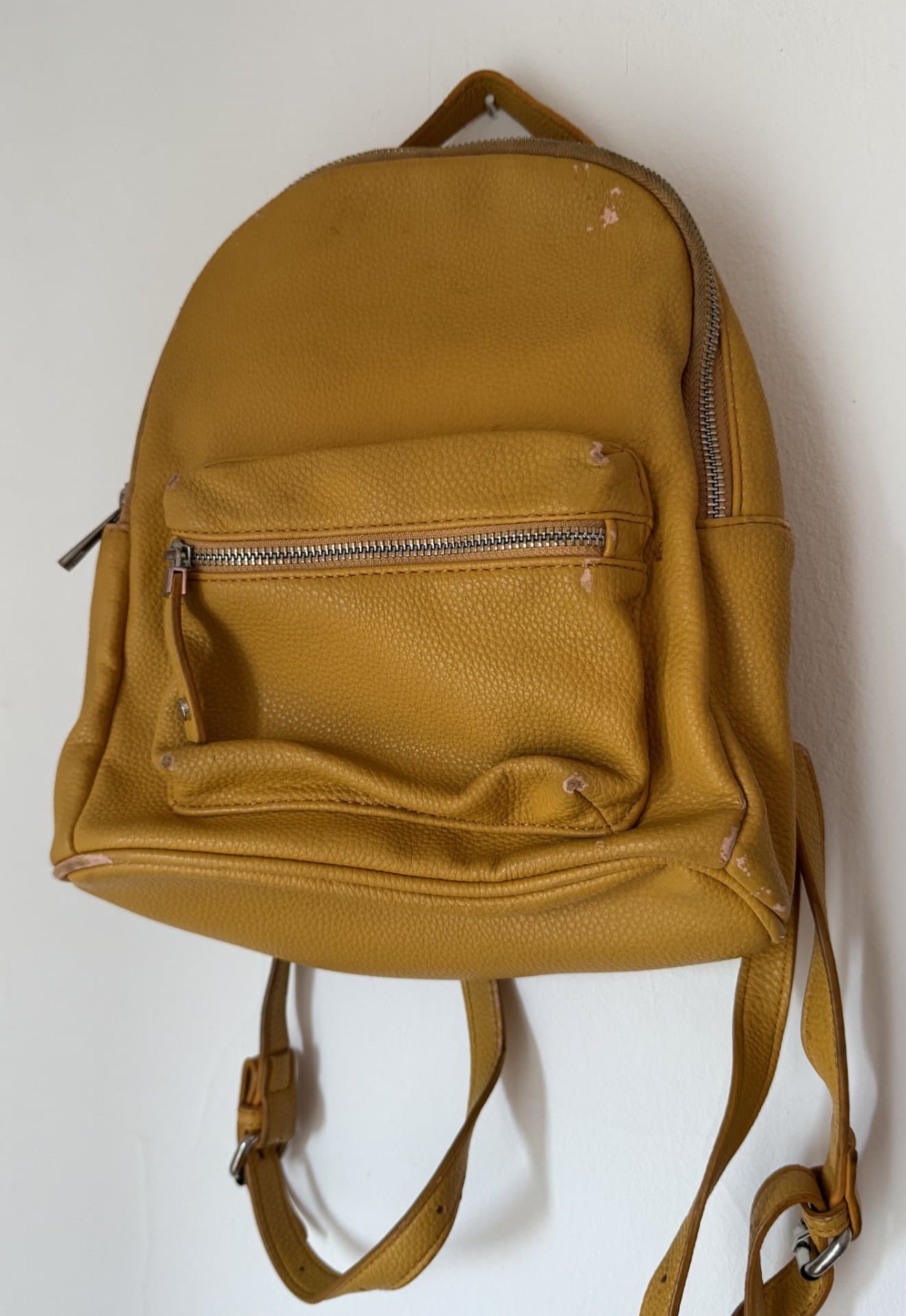 Mochila mostaza símil cuero